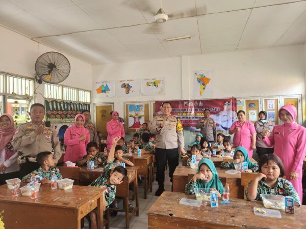 Polsek Gedangan Bagikan Makan Siang Bergizi di SDN Gemurung