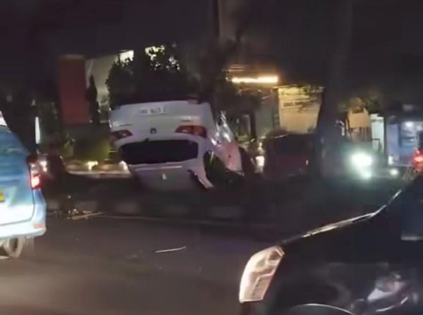 Mobil Terlibat Kecelakaan di Jl Soekarno Hatta hingga Terbalik, Warganet Soroti Penerangan Jalan yang Minim