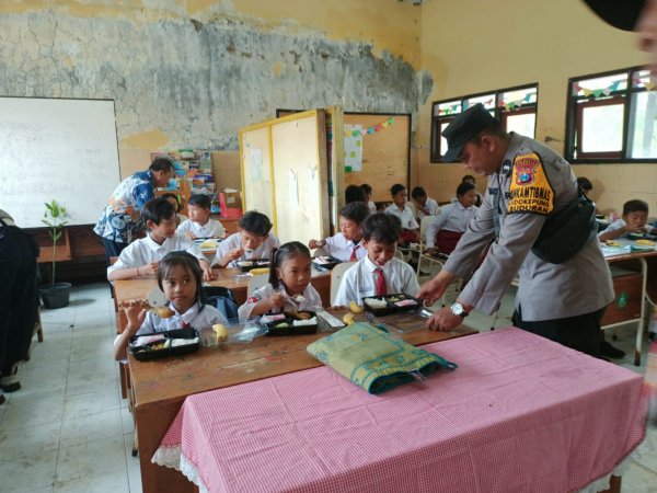 Kapolsek Buduran Bagikan Makan Siang Bergizi di Sekolah Wilayah Terpencil
