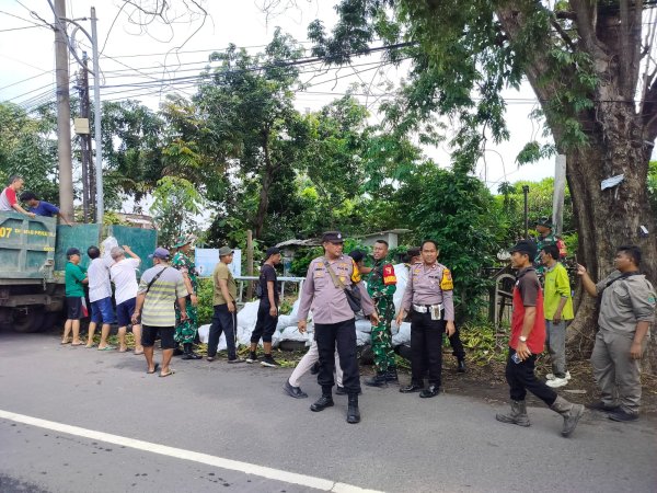 Cegah Banjir, Bersama Bersihkan Sungai Desa Sekardangan dari Enceng Gondok