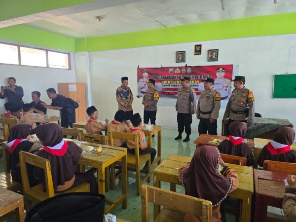Kapolsek Krian Pimpin Langsung Program Makan Siang Bergizi Gratis
