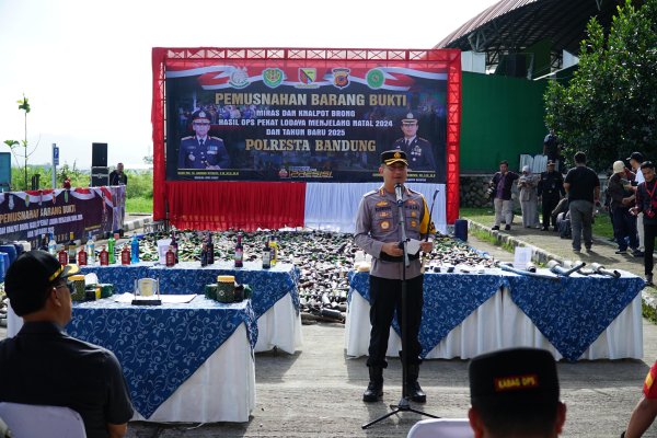 Jelang Natal 2024 dan Tahun Baru 2025, Polresta Bandung Musnahkan Belasan Ribu Miras dan Obat Terlarang