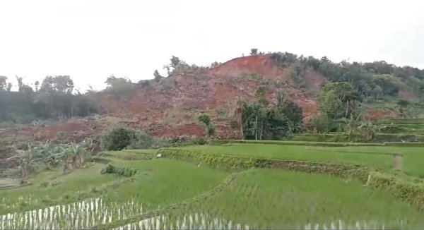 Gunung Garu Longsor, Puluhan KK di Desa Sirnasari Sukabumi Mengungsi