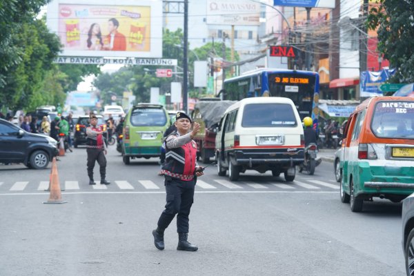 Personel Polda Jabar Patroli ke Tempat Wisata Sambut Nataru 2025