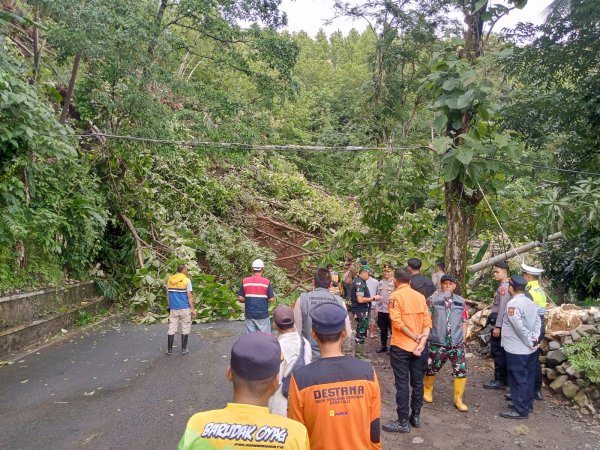 Longsor Tutup Jalan Bagbagan-Kiara Dua Sukabumi