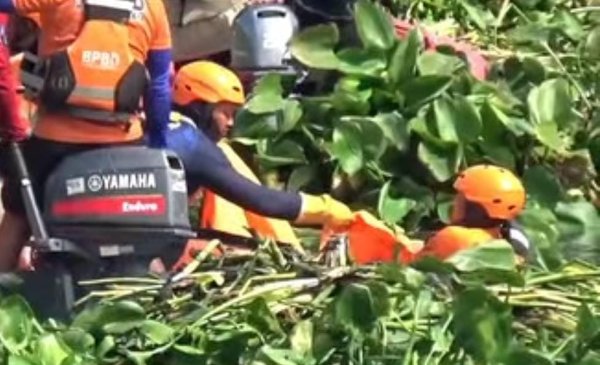 Hari Ke Empat Pencarian: Balita 3,5 Tahun yang Hilang Terseret Arus Selokan Saat Bermain Hujan Akhirnya Ditemukan