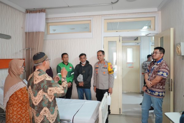 Polresta Bandung Bersama Perwakilan Ojol Berikan Bantuan Kepada Korban Kekerasan
