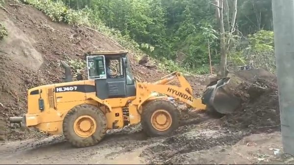Longsor Susulan Timbun Jalan Bagbagan-Kiara Dua Sukabumi