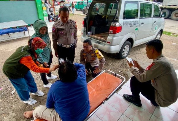 Kapolsek Cileunyi dan Tim Kesehatan Bantu Pemudik yang Kelelahan di Cileunyi