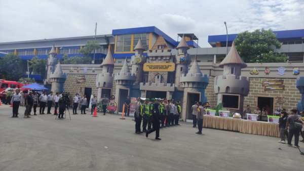 Inovasi Pelayanan Nataru: Polresta Sidoarjo Hadirkan Posyan dengan Tema Kastil