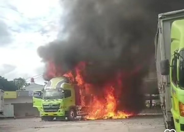 Truk Pengangkut Paket Terbakar di Gedebage, Bandung