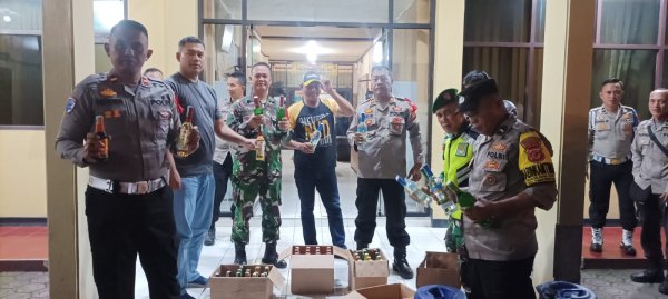 Jelang Malam Tahun Baru di Bandung, Polsek Pameungpeuk - Koramil Arjasari Amankan Ratusan Botol Miras