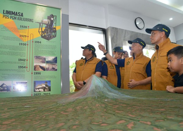 Menteri ESDM Bahlil Memantau Aktivitas Gunung Api Pastikan Keamanan Tahun Baru 2025
