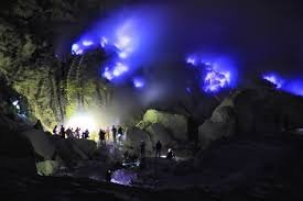 Keajaiban Alam: Api Biru di Gunung Ijen, Fenomena Alam Langka di Indonesia