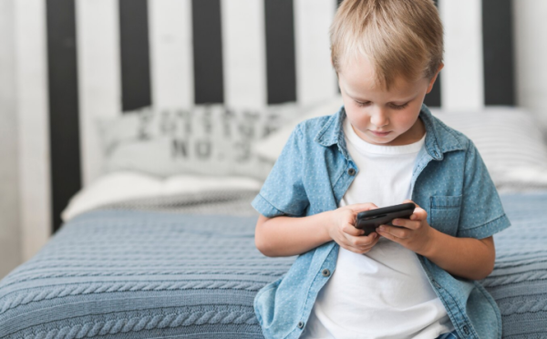 Screen Time Berlebih Ganggu Perkembangan Otak Anak