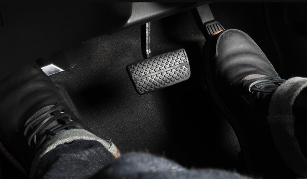 Mengapa Kaki Kiri Pengemudi Mobil Matik Harus Diam? Berikut Penjelasannya