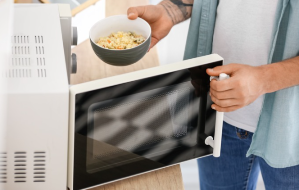 Waspada! Inilah Makanan dan Minuman yang Tidak Boleh Dipanaskan dengan Microwave