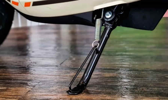 Cara Benar Pakai Standar Samping Motor Agar Tidak Membahayakan