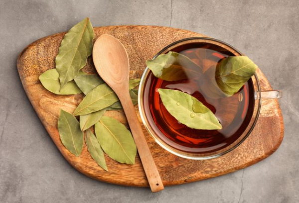 Cara Praktis Mengecilkan Perut Buncit dengan Air Rebusan Daun Herbal
