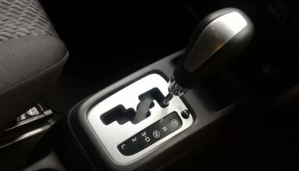 Mitos atau Fakta: Apakah Pengemudi Mobil Matik Perlu Menyesuaikan Gigi Secara Manual?