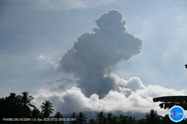 Pagi Ini Gunung Api Ibu Kembali Erupsi dengan Ketinggian 2.000 Meter, Status Siaga