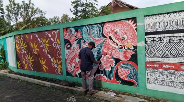 Tim Dosen FIK Tel-U Garap Mural Dinding Dinsos Jabar