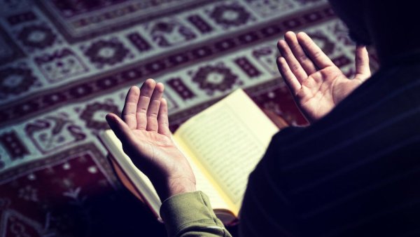KHUTBAH JUMAT | 4 Hal yang Menghalangi Terkabulnya Doa Seorang Muslim