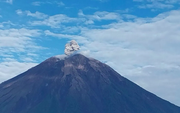 Gunung Semeru Erupsi Pagi Ini Disertai Letusan Setinggi 700 Meter