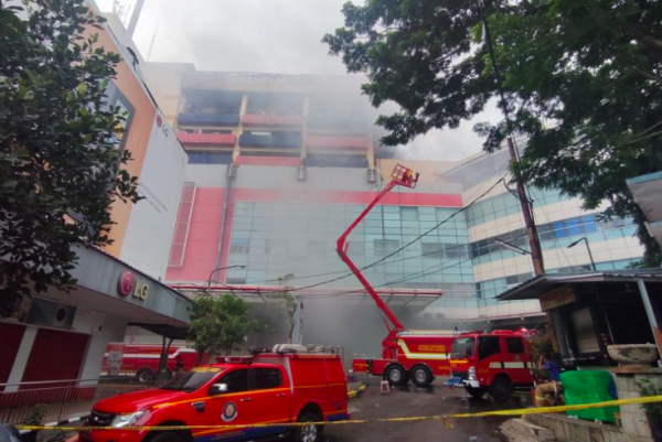 Petugas Damkar Terus Berjibaku Pemadaman Kebakaran di Glodok Plaza