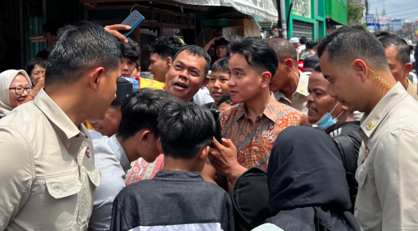 Wapres Gibran Melakukan Kunjungan Ke Lokasi Pengungsian Warga Terdampak Kebakaran di Kemayoran