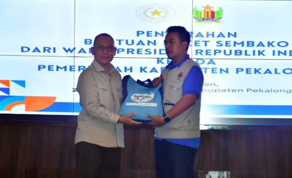 Wapres Gibran Serahkan 1.000 Paket Sembako untuk Korban Bencana di Pekalongan