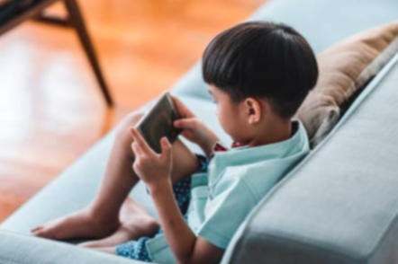 Kecanduan Gadget: Kemkomdigi Berupaya Lindungi Anak lewat Regulasi Media Sosial