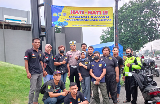 Polsek Taman Pasang Banner Himbauan Rawan Kecelakaan Lalu Lintas di Jalan Raya Trosobo