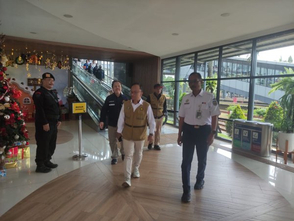 Sat Brimob Polda Jabar Pastikan Keamanan Arus Balik Libur Tahun Baru di Stasiun Kota Bandung