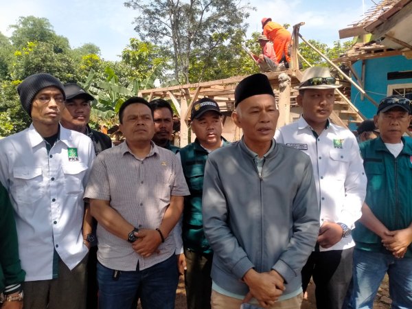Tarya Witarsa Tinjau Korban Kebakaran di Desa Sagaracipta Bandung