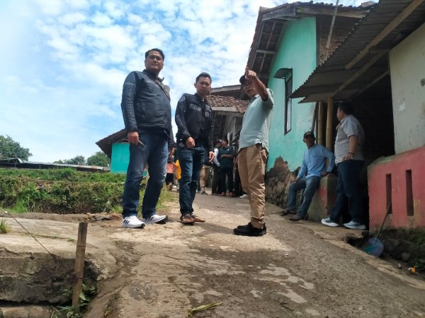 Anggota Dewan bersama Kepala Desa Tinjau Akses Jalan Penghubung Dua Desa di Kecamatan Ciparay, Ini Harapannya
