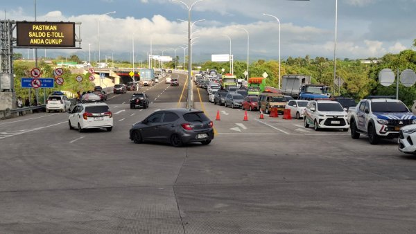 Polisi Lakukan One Way Arah Sukabumi Menuju Gerbang Tol Bocimi