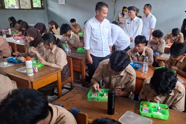 Pemprov Jabar Menganggarkan Rp 1 Triliun untuk Program Makan Bergizi Gratis