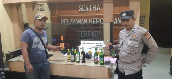 Polsek Dayeuhkolot Lakukan Operasi Pekat, Petugas Menyita Belasan Botol Miras