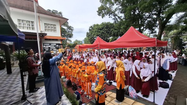 Mengawali Awal Tahun 2025, Dinas Perpustakaan dan Arsip Melaksanakan Kegiatan Hari Kunjung Perpustakaan