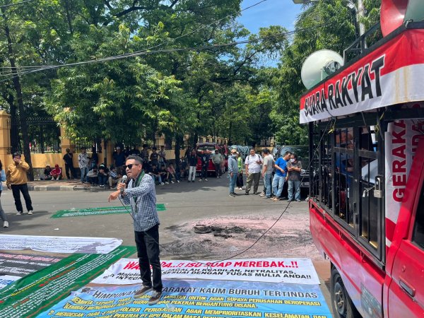 Aksi Bakar Ban di PTUN, Pemerintah Diminta Berantas Mafia Peradilan Atas Gugatan PT SKB