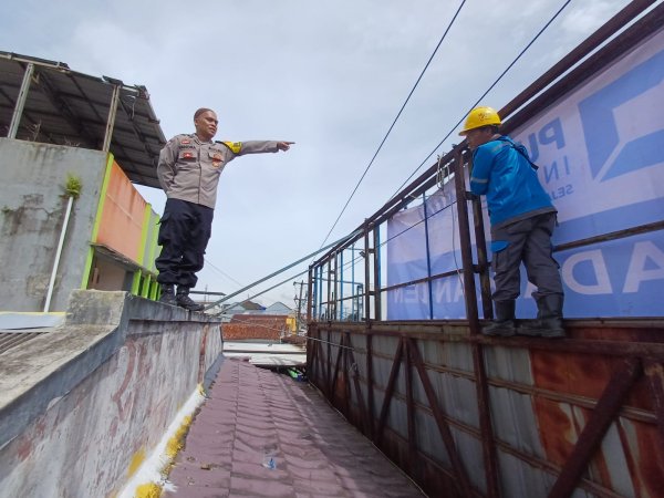 Seorang Pria di Sukabumi Kesetrum saat Pasang Spanduk