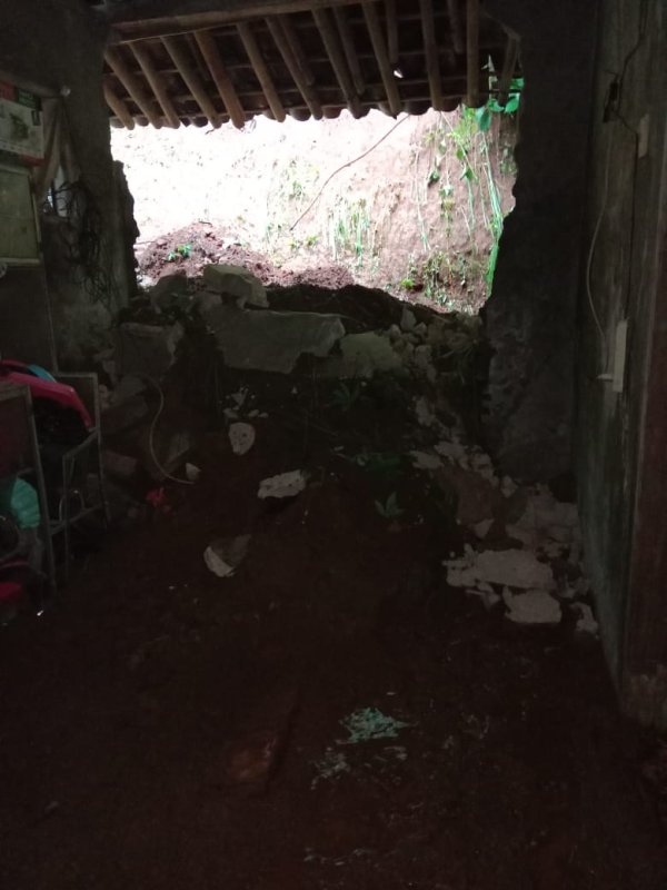 Dampak Gempa 4,3 Magnitudo di Sukabumi: Dinding Dapur Milik Warga Simpenan Ambruk