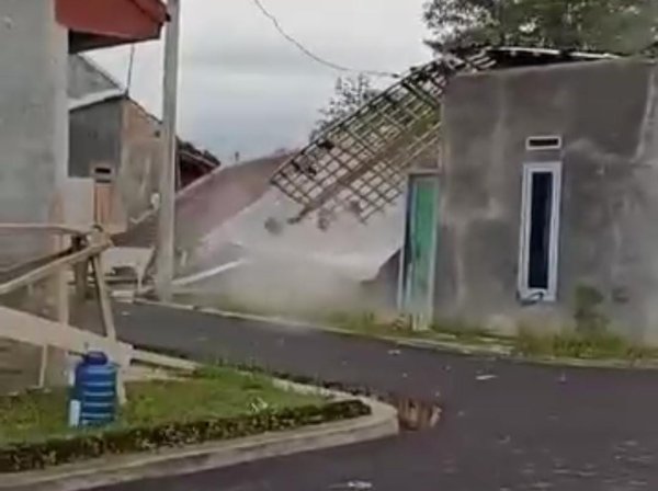 Bencana Longsor di Desa Cimara, Kuningan: Empat Rumah Ambles Tergerus Longsor