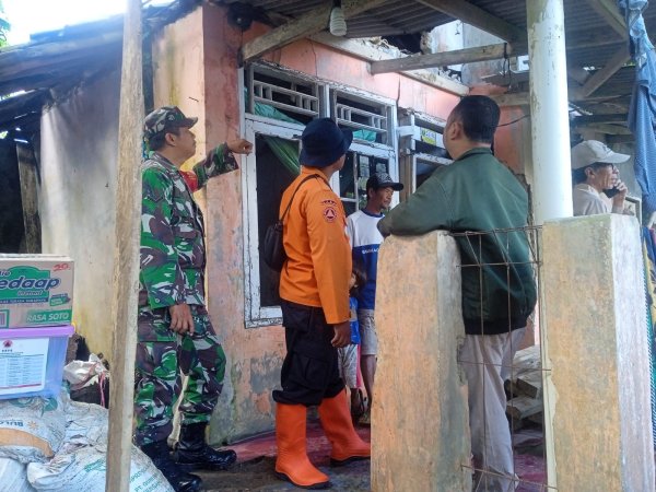 Rumah Rusak Diguncang Gempa, Satu Keluarga di Sukabumi Mengungsi