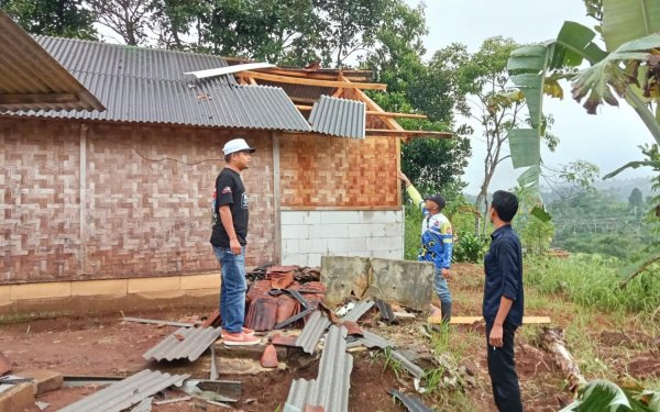 Hujan Disertai Angin Rusak Rumah di Sukabumi, Warga Mengungsi