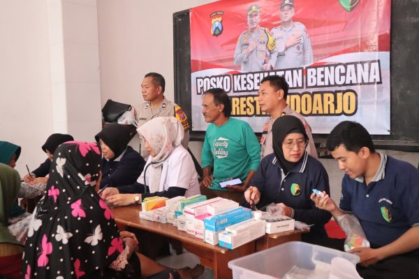 Banjir Melanda Desa Kedungbanteng, Polresta Sidoarjo Gelar Bakti Kesehatan