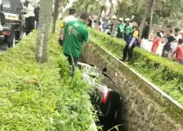 Laka Lantas di Batununggal: Mobil Masuk Parit
