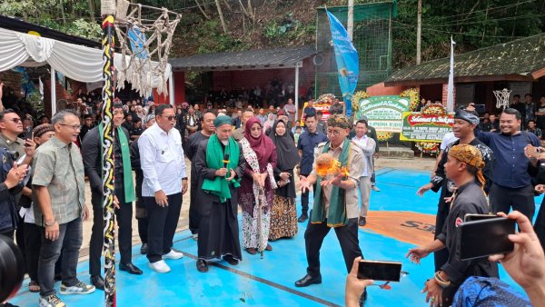 Coba Bermain Bola Leungeun Seuneu di Sukabumi, Fadli Zon: Unik dan Khas
