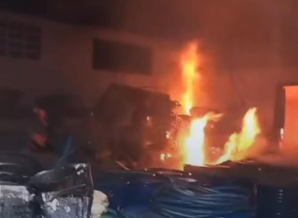 Tiga Pabrik Terbakar di Taman Kopo Indah, Petugas Kesulitan Cari Sumber Air